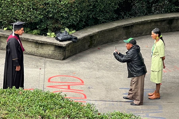 Los orgullosos padres de Jimmy Pejendino Burbano lo retrataron para la posteridad y, sin saberlo, para inspiración de todos. Foto Dirección Académica UNAL Medellín.