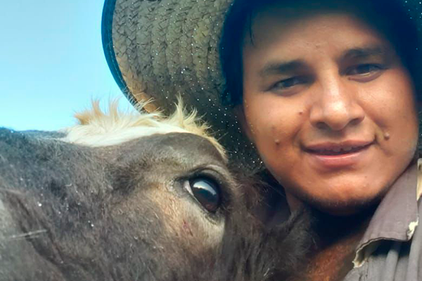 Tras salir del colegio, se dedicó por dos años al ganado y al transporte de carga; luego, decidió cumplir el sueño de sus padres: ser un académico. Foto cortesía de Jimmy Pejeandino