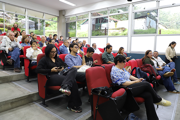 El lanzamiento del libro se desarrolló con un conversatorio en el que hubo gran acogida. Foto de Unimedios.