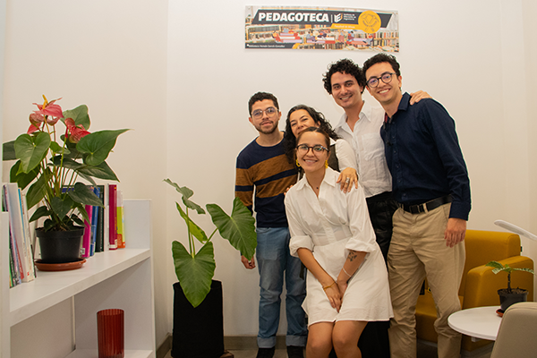 La colección de la Pedagoteca congrega libros sobre enseñanza, pedagogía y didáctica en contextos universitarios. Foto Oficina de Comunicaciones, Facultad de Minas.