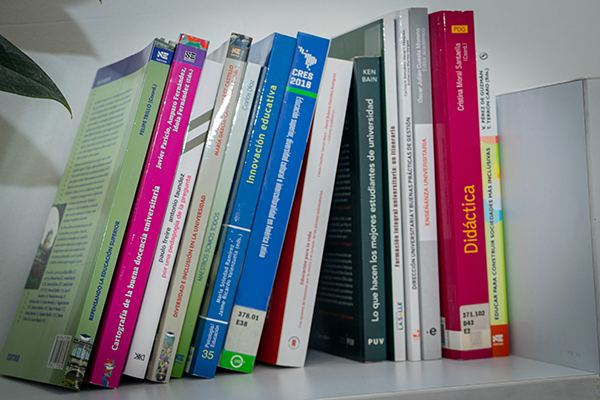Los libros se seleccionaron a través de la búsqueda de referencias bibliográficas significativas en las áreas de interés. Foto Oficina de Comunicaciones, Facultad de Minas.