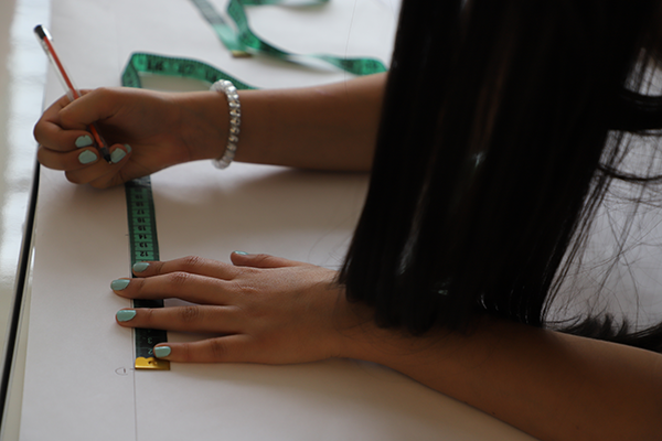 Relacionaron cálculos para el ejercicio ingenieril y el de la confección de moda. Foto de Unimedios.
