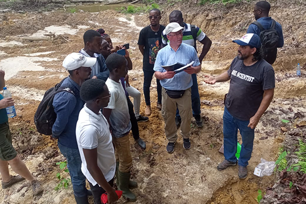 Clase durante salida de campo con estudiante de la Maestría en Geografía de la Universidad Omar Bongo, en la zona de Obaga.  Foto cortesía de Juan Carlos Loaiza Úsuga.