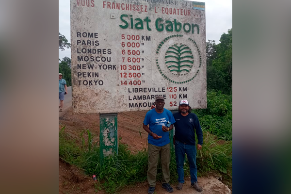Línea del Ecuador y profesores (de izquierda a derecha) Diudodonne Mouketou, del Departamento de Geografía de la Universidad Omar Bongo y Juan Carlos Loaiza Úsuga de la UNAL Medellín. Foto cortesía de Juan Carlos Loaiza Úsuga.