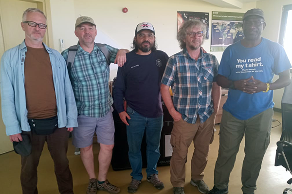 Equipo de trabajo del Centro de Investigación Tropical en visita al Centro Aeroespacial gabonés, profesores (de izquierda a derecha) Jakub Piecuh, Piotr Wezyk, Juan Carlos Loaiza, Tomasz Zaleski, Diudodonne Mouketou. Foto cortesía de Juan Carlos Loaiza Úsuga.