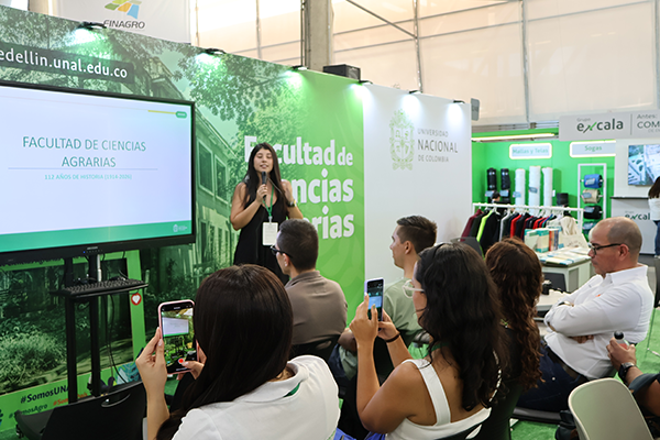Los asistentes conocieron la oferta académica, de investigación, servicios y comercial de la Facultad de Ciencias Agrarias y la Tienda y Librería UNAL Medellín. Foto Facultad de Ciencias Agrarias.