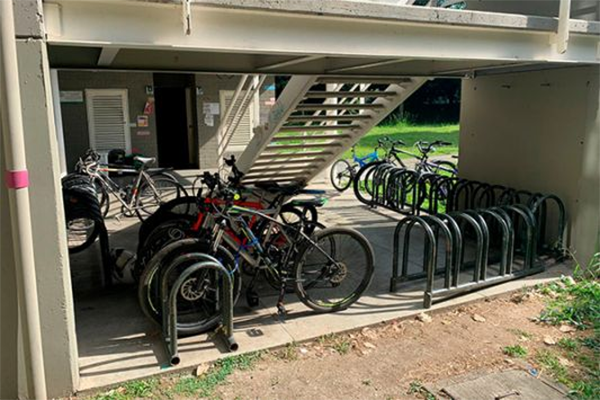 La Sede Medellín cuenta con espacios habilitados para estacionar las bicicletas. Unimedios