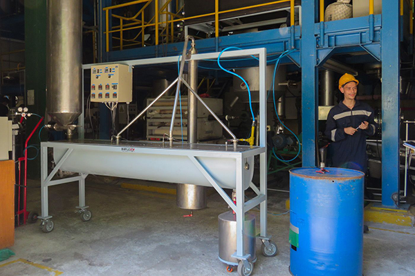 Pirolizador auger en el laboratorio, con el que se obtiene biochar. Foto Unimedios Medellín