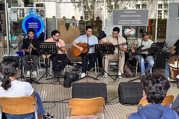 El evento estuvo acompañado de la Agrupación Ensamble, quienes respondieron algunas preguntas del público sobre el proceso creativo para escribir música. Foto Unimedios.