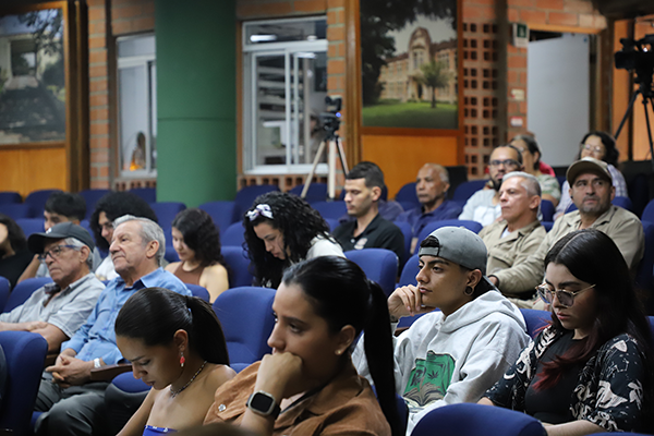 Al diálogo con el CSU sobre la Mesa Constituyente en la UNAL Medellín acudieron distintos miembros de la comunidad universitaria, entre ellos estudiantes y administrativos. Foto de Unimedios.