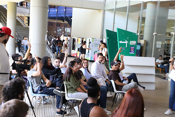 Asistentes, entre ellos estudiantes de pregrado, escucharon atentamente y despejaron dudas. Foto de Unimedios.