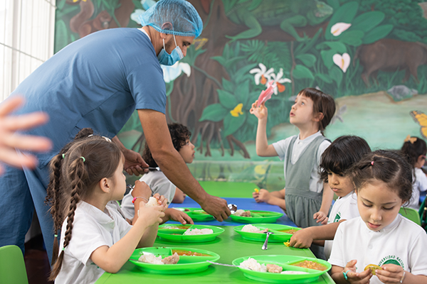 Algunos de los alimentos que consumen los niños en el restaurante son cosechados en la huerta. Foto de archivo de Unimedios.