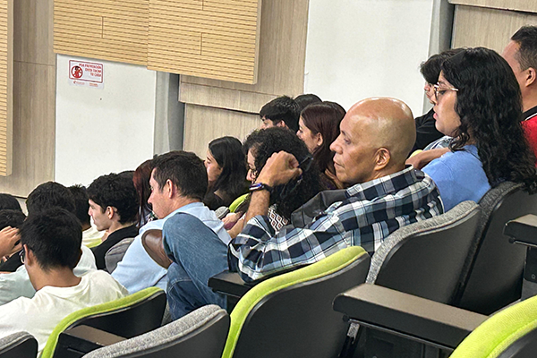 Padres de familia y cuidadores acompañaron a los admitidos durante la inducción. Foto de Unimedios.