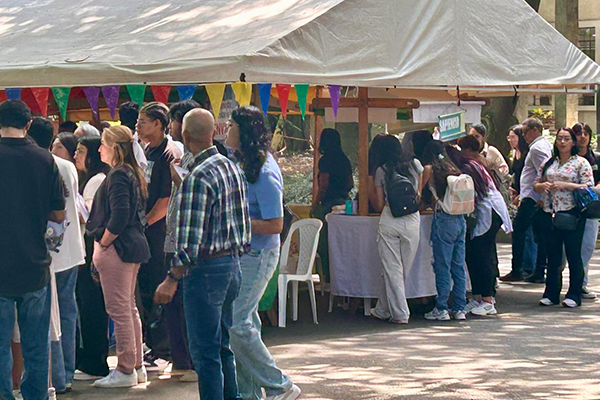 Durante la jornada también hubo feria de servicios. Foto de Unimedios.