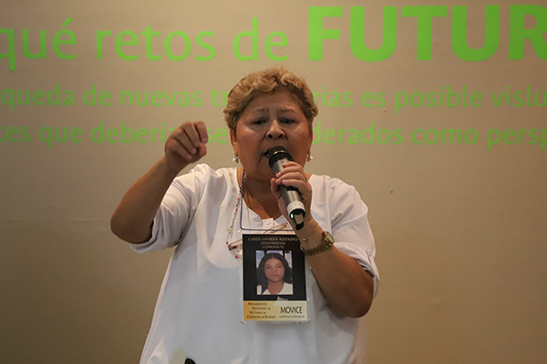 Margarita Restrepo, de la Organización Mujeres Caminando por la Verdad, conversó con académicos y artistas. Foto de Unimedios.