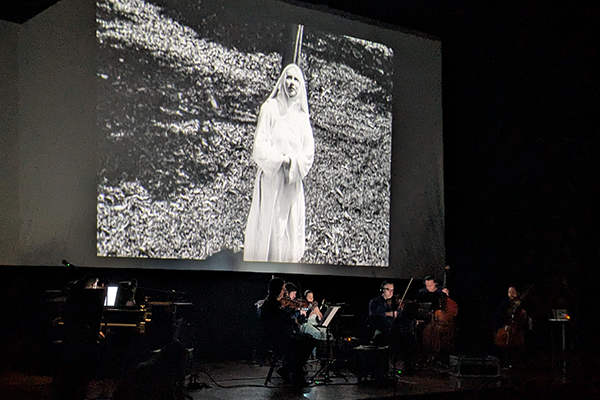 La proyección estuvo a cargo de Cinemas Procinal y la musicalización a cargo del semillero Motifilm del ITM, bajo la interpretación de Ensamble ARCO. Foto Unimedios Medellín.