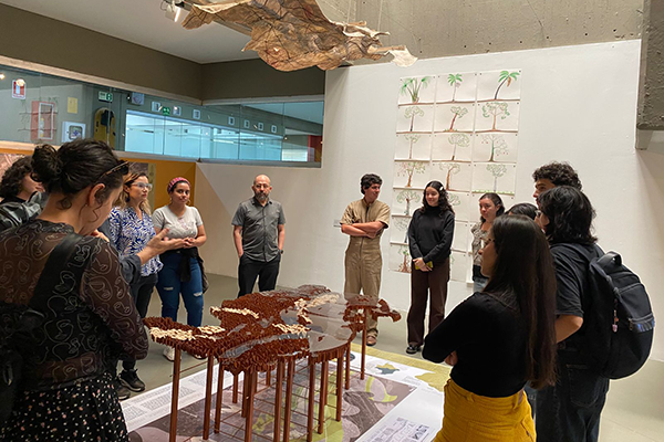 Los ecosistemas y los pueblos ribereños de Leticia viven en condiciones anfibias acompasadas con las palpitaciones del río, que se expresan en sus pulsos anuales y multianuales. Foto Facultad de Arquitectura.