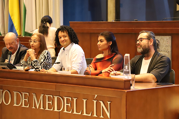 José Luis Marín Mora, concejal de la Coalición Pacto Histórico (de camisa blanca), proponente de otorgar el reconocimiento a la FCHE. Foto de Unimedios.