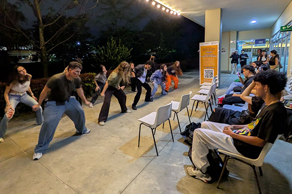 Para disfrutar de la jornada completa de Noches UNAL, la Sede dispuso rutas de buses hacia la estación del Metro hasta las 9:15 p. m. Foto de Unimedios.