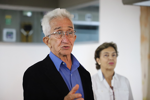 Alberto Builes, artista expositor en Sala U. Foto de Unimedios.