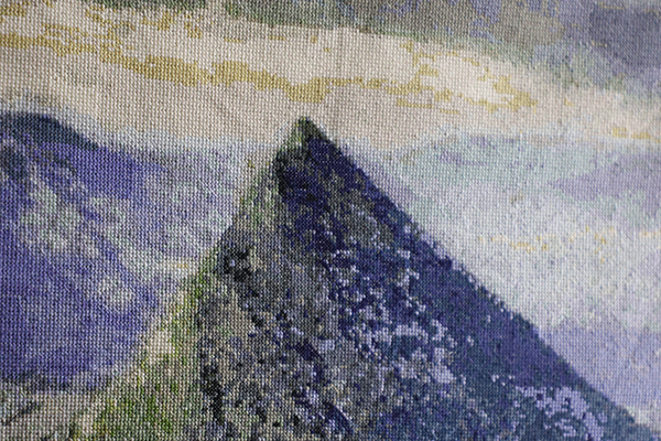 Cerro Tusa, una de las obras bordadas por Alberto Builes que se exhibe en Sala U. Foto de Unimedios.