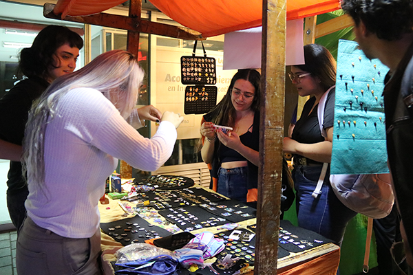 El Bazar fue una ventana para el emprendimiento de la comunidad universitaria. Foto de Unimedios.