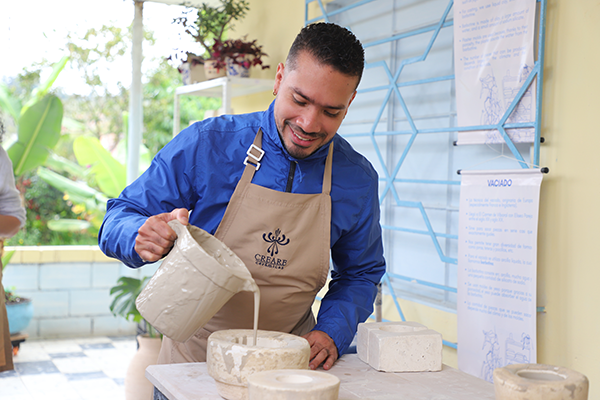Algunos participaron en la elaboración de piezas de cerámica. Foto de Unimedios.