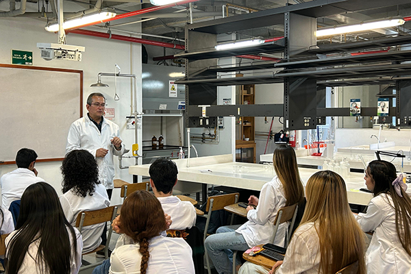 Entre las asignaturas incluidas en el plan de estudios están: Química Inorgánica, Química Orgánica, Química Analítica, Fisicoquímica, Bioquímica y Química Industrial. Foto de Unimedios.