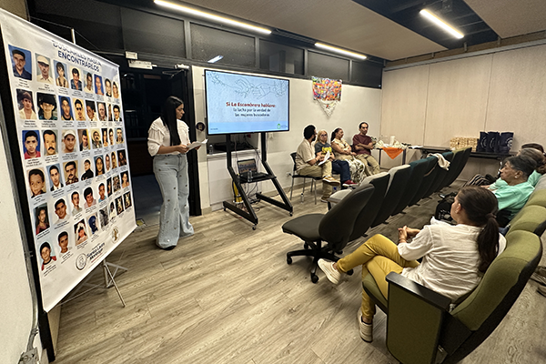 Las panelistas señalaron que hay otras ubicaciones en la Comuna 13 donde podrían encontrarse más cuerpos de desaparecidos pero no han sido escuchadas. Foto Unimedios.