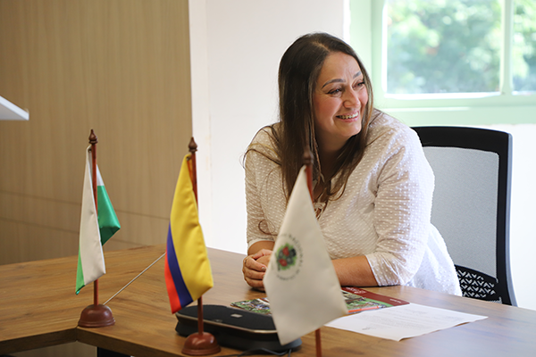 Desde el 2013, Soreyi Barrero ejerce como apoyo en la Dirección Administrativa y Pedagógica de la Escuela UNAL. Foto Unimedios.