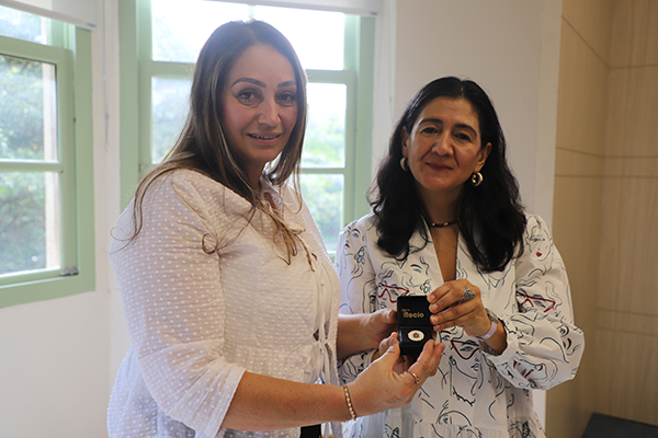La funcionaria recibió el escudo y el Compromiso Ético de la UNAL. Foto Unimedios.