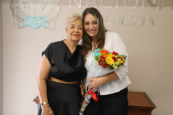 Compañeros y familiares de Soreyi Barrero la acompañaron durante la ceremonia. Foto Unimedios.