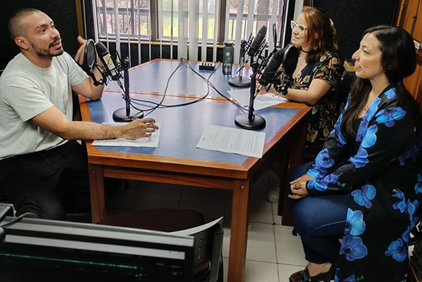 En el 2025 se consolidó el podcast Forma y Contraforma por la emisora Radio UNAL y la plataforma Spotify. Foto Red Cultural UNAL.