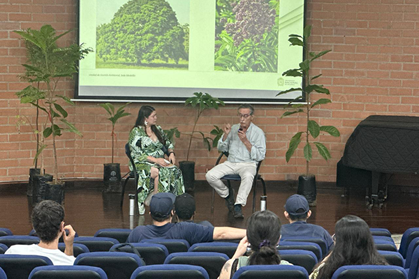 Las universidades del G8+ realizaron espacios formativos; en la UNAL Medellín el profesor León Soto Morales explicó la relación entre aves y árboles. Foto Unimedios