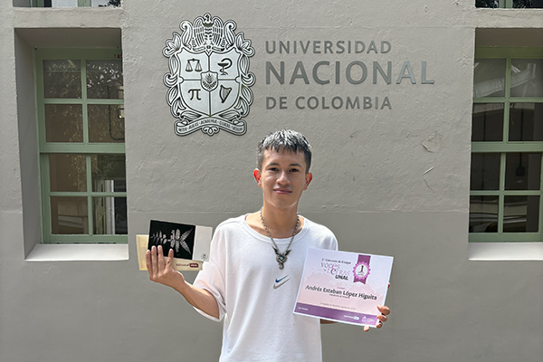 Andrés Esteban López Higuita, estudiante de Historia, ganador del primer puesto. Foto Red Cultural.