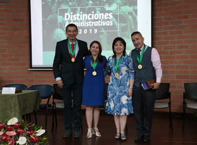 En 2019 Gladys recibió por segunda vez la Medalla Alejandro López como reconocimiento a su excelencia.