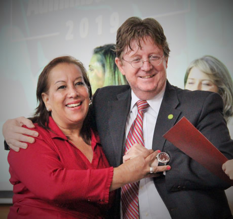 Olga Lucía cumplió 40 años al servicio de la Escuela UNAL y fue reconocida con el Escudo de la Institución.