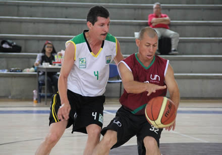 José Vicente juega baloncesto con el equipo de la Universidad hace más de 20 años.