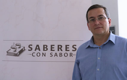 Daniel Barragán es químico y doctor en Ciencias - Química de la UNAL. Su área de investigación se enfoca en el estudio de la organización y sincronización de Sistemas Disipativos.