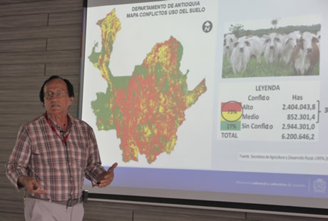 Luis Alfonso Giraldo, profesor del Departamento de Producción Animal de la Facultad de Ciencias Agrarias.